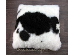 Coussin peau de mouton. Noir et Blanc poils courts