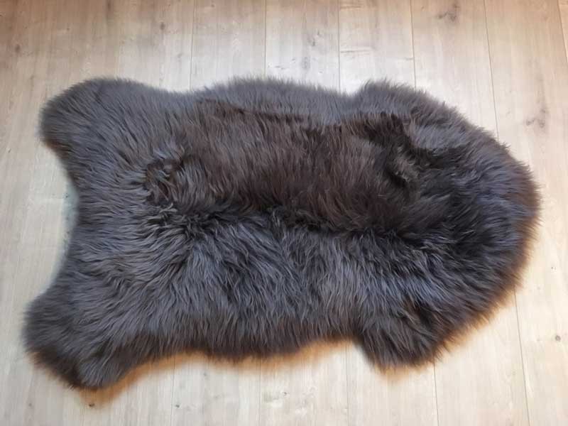Peau de mouton. Gris cendre 1011 - Peau teintée - Tannage écologique - Marchandetapis.fr