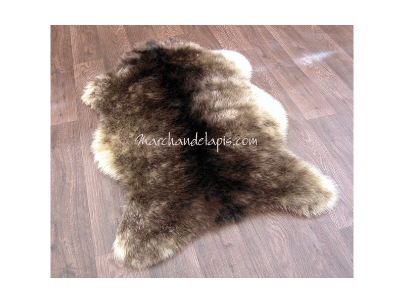 Tapis poils longs imitation peau de chèvre. Lavable en machine à laver à 30°. 70cm x 110cm environ
